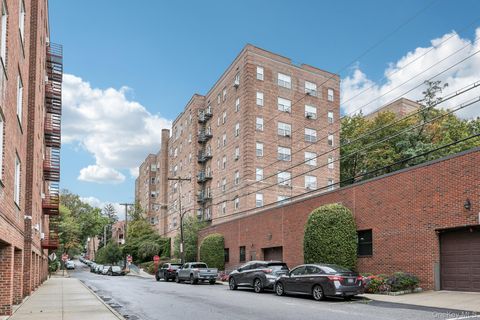 Photo of 1 Bronxville Road Bronxville Road #4P, Bronxville, NY 10708 (MLS # 924469)