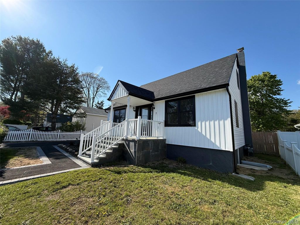 Photo of 7 E Lakeland Street, Bay Shore, NY 11706 (MLS # 993810)