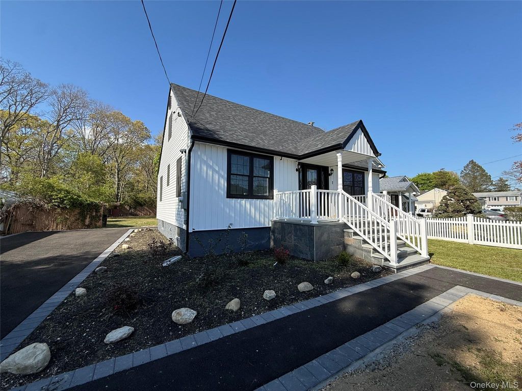 Photo of 7 E Lakeland Street, Bay Shore, NY 11706 (MLS # 993810)