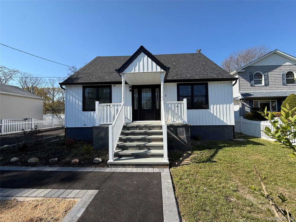 Photo of 7 E Lakeland Street, Bay Shore, NY 11706 (MLS # 993810)