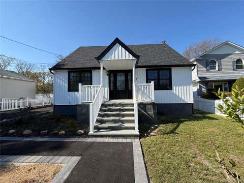 Homes For Sale - 7 E Lakeland Street<br/> Bay Shore, NY 11706