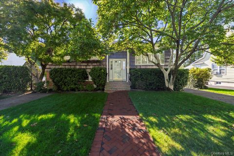 Photo of 33 Starks Place, Lynbrook, NY 11563 (MLS # 921573)