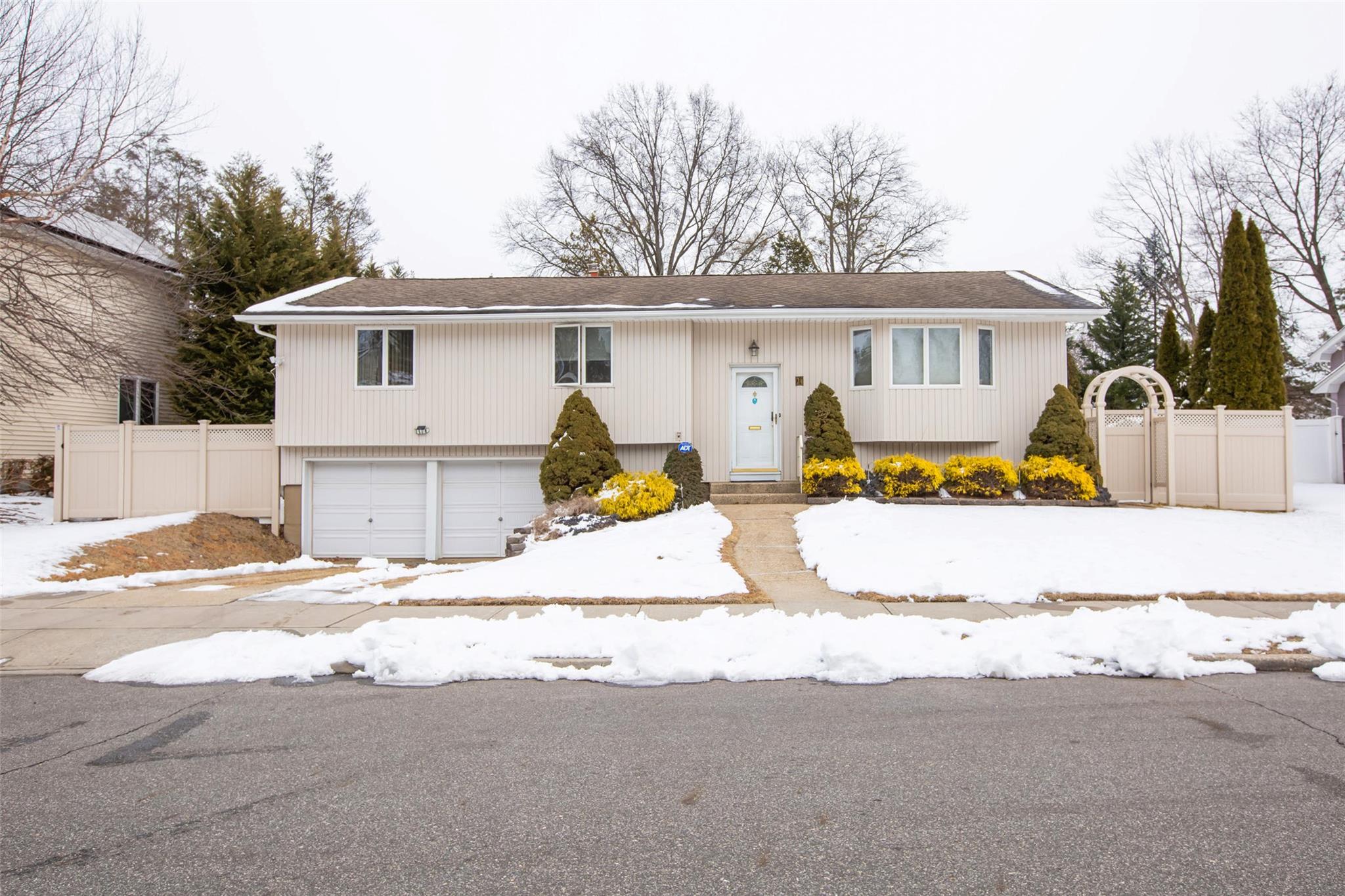 24 Delaware Avenue, Jericho, New York image 1