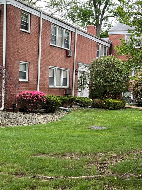 8 Sussex Court 211 Suffern NY 10901