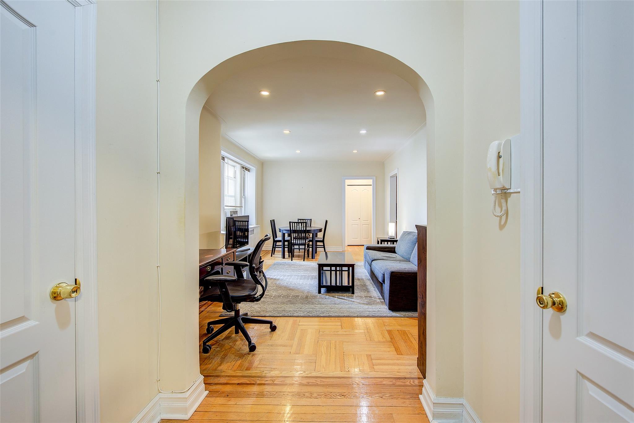 72nd Avenue 3G, Forest Hills, Queens, NY - 1 Bedrooms  
1 Bathrooms  
3 Rooms - 
