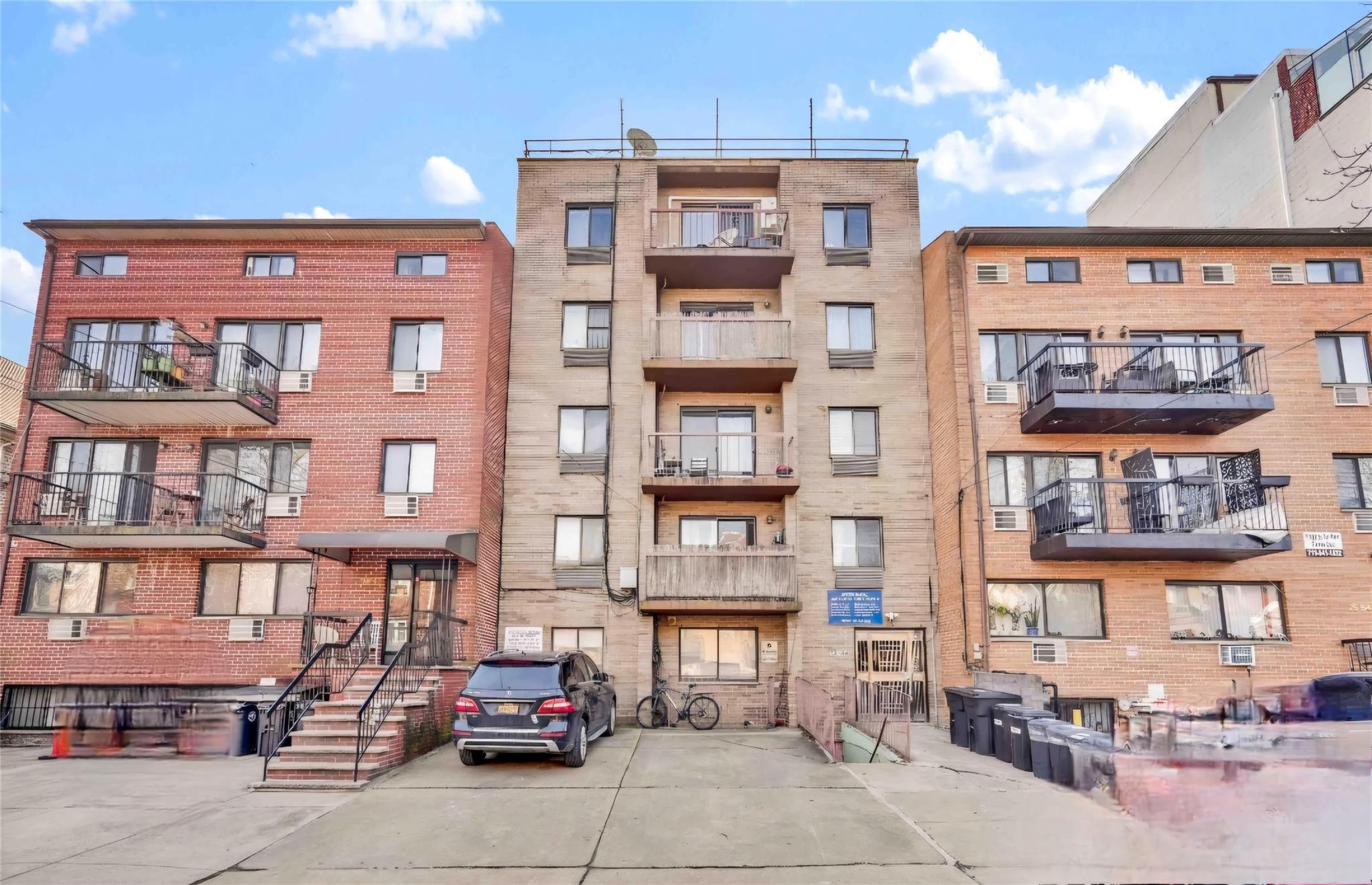 Rental Property at 113 Street 2B, Forest Hills, Queens, NY - Bedrooms: 2 
Bathrooms: 1 
Rooms: 5  - $2,250 MO.