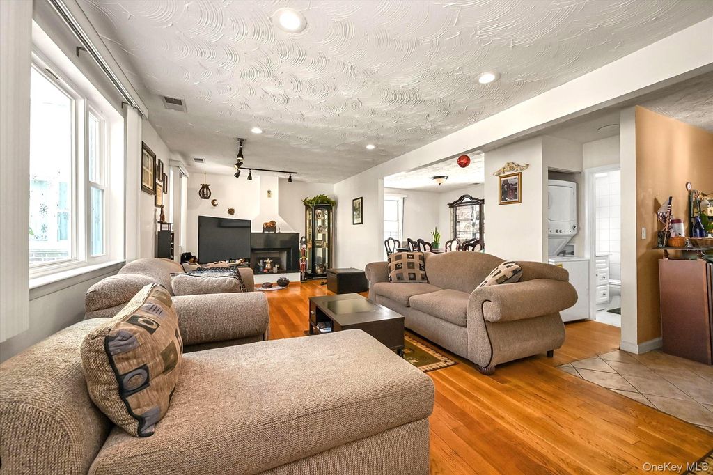 Photo of 68-57 Cloverdale Boulevard #109, Bayside, NY 11364 (MLS # 958666)