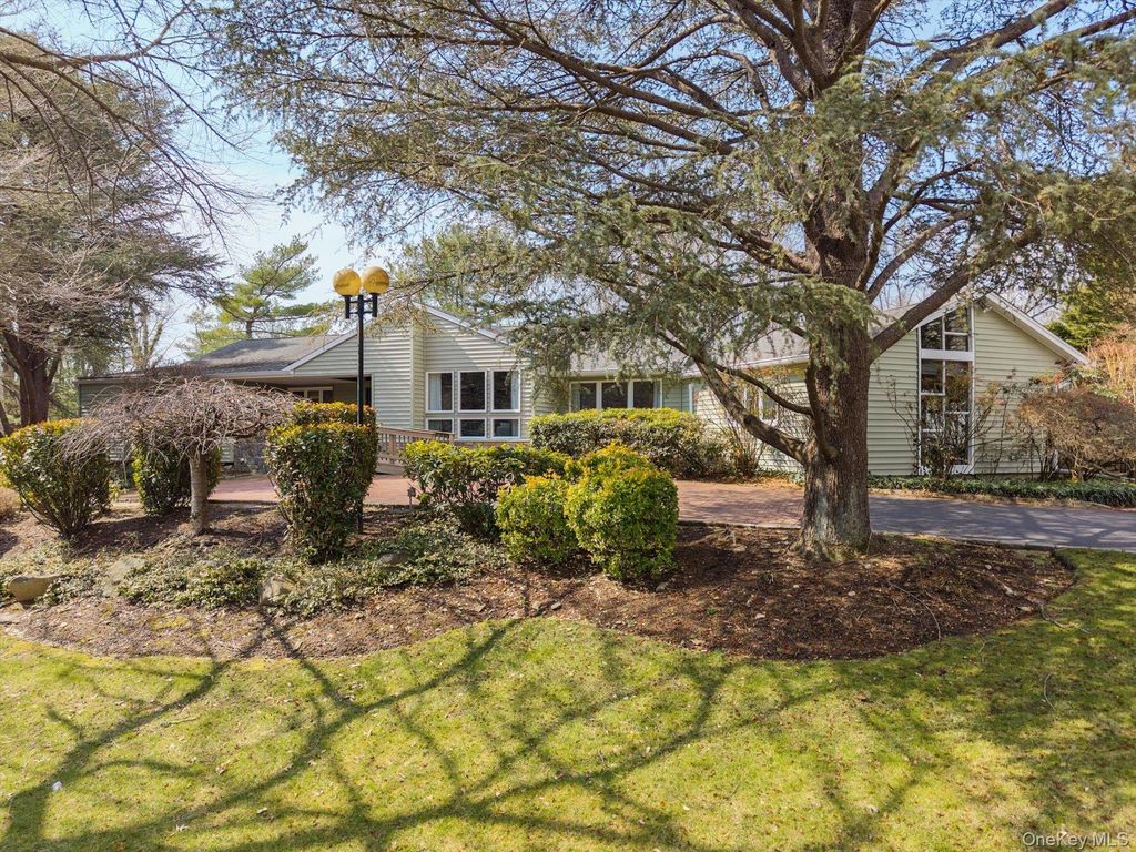 Photo of 8 Astro Place, Dix Hills, NY 11746 (MLS # 984843)