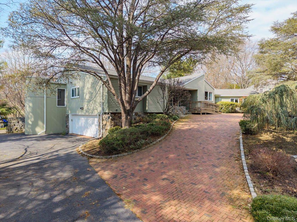 Photo of 8 Astro Place, Dix Hills, NY 11746 (MLS # 984843)