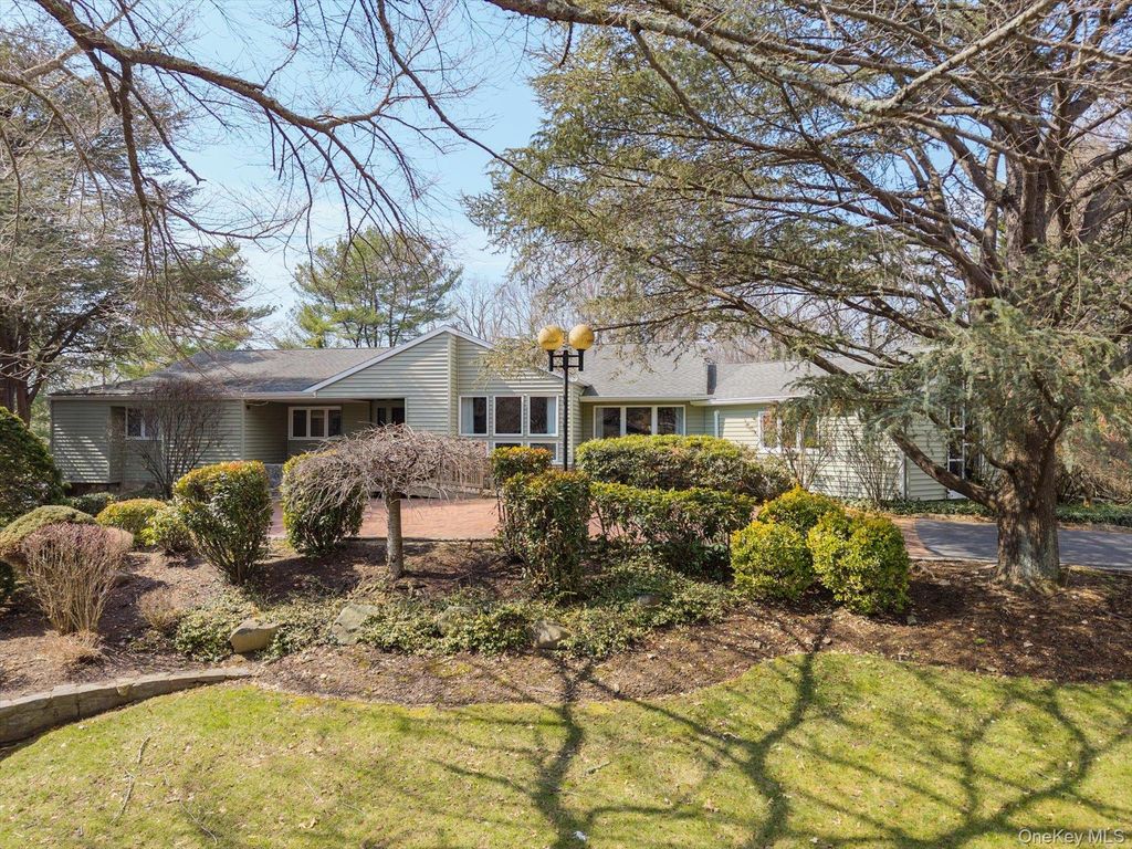 Photo of 8 Astro Place, Dix Hills, NY 11746 (MLS # 984843)