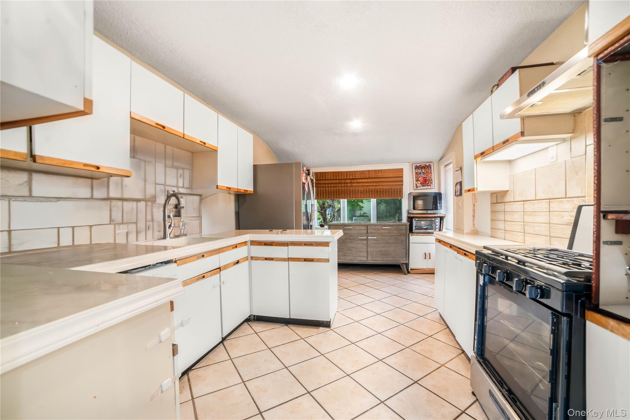 211 Cantiague Rock Road