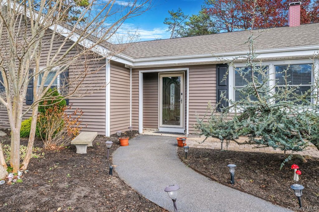 Photo of 269 Bridgeport Avenue, Medford, NY 11763 (MLS # 941112)