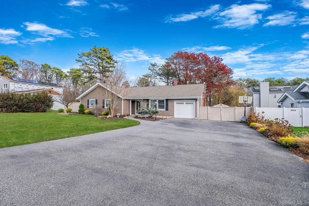 Photo of 269 Bridgeport Avenue, Medford, NY 11763 (MLS # 941112)