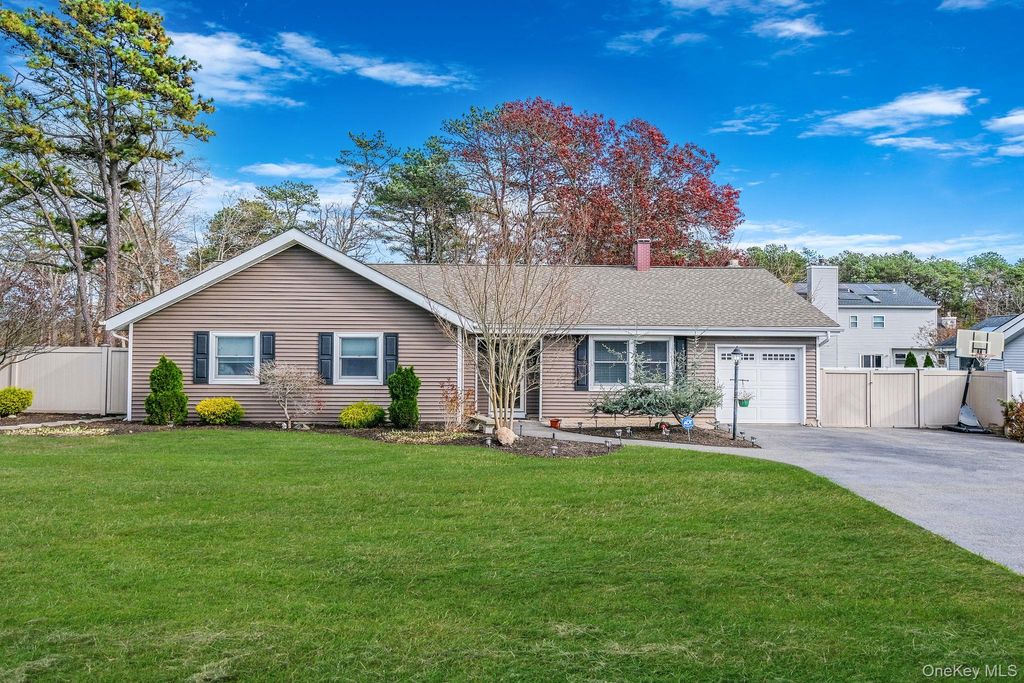 Photo of 269 Bridgeport Avenue, Medford, NY 11763 (MLS # 941112)