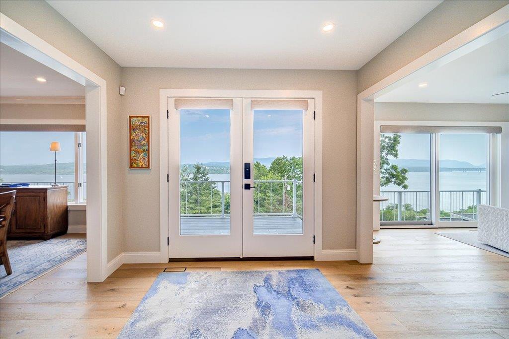 689 River Road