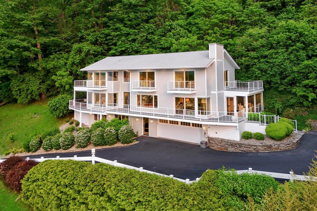 689 River Road