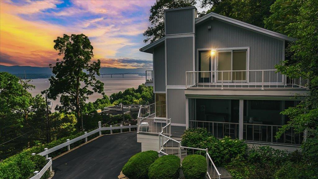 689 River Road