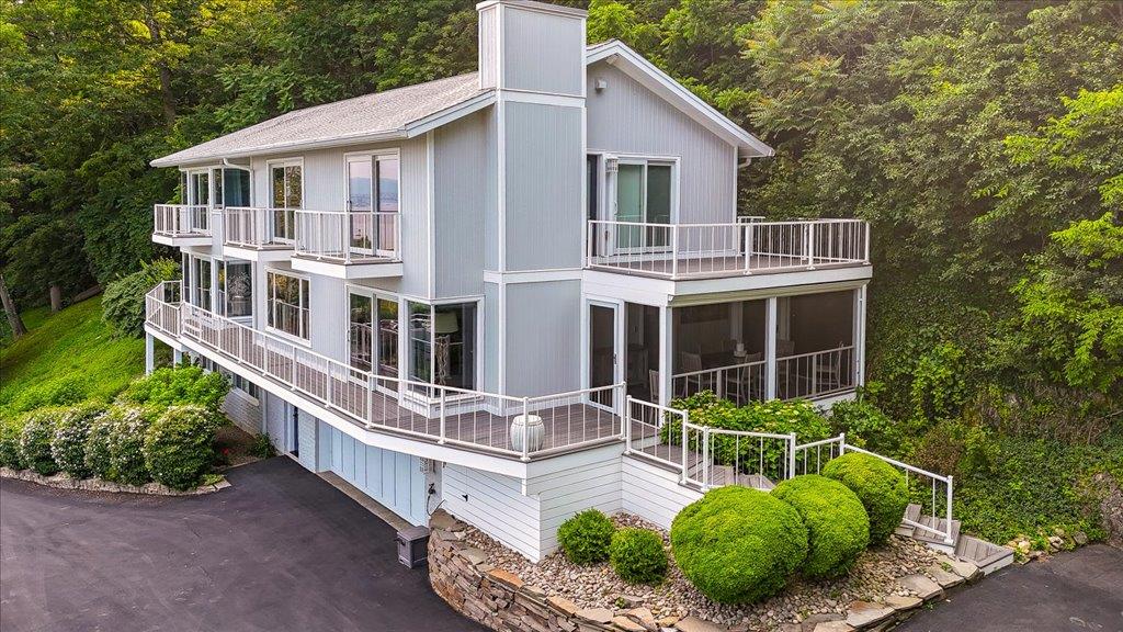689 River Road