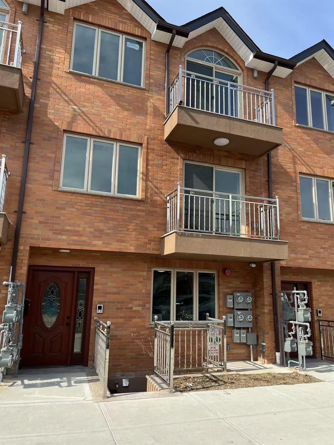 Rental Property at 58 Street 2Fl, Woodside, Queens, NY - Bedrooms: 3 
Bathrooms: 2  - $3,900 MO.