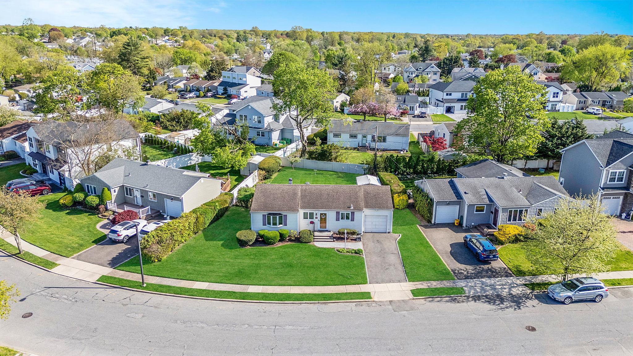 19 Cynthia Lane, Plainview, New York image 8