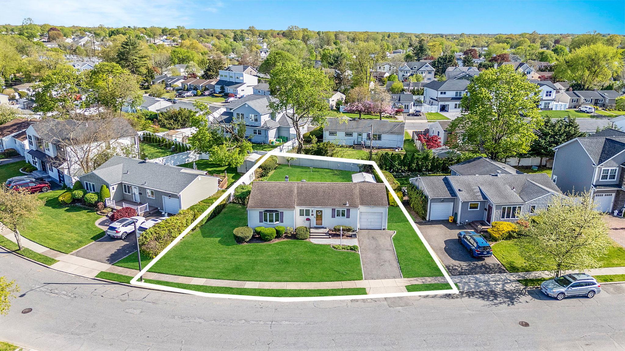 19 Cynthia Lane, Plainview, New York image 32