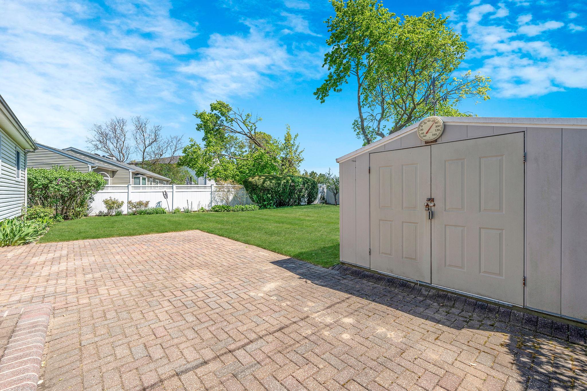 19 Cynthia Lane, Plainview, New York image 4