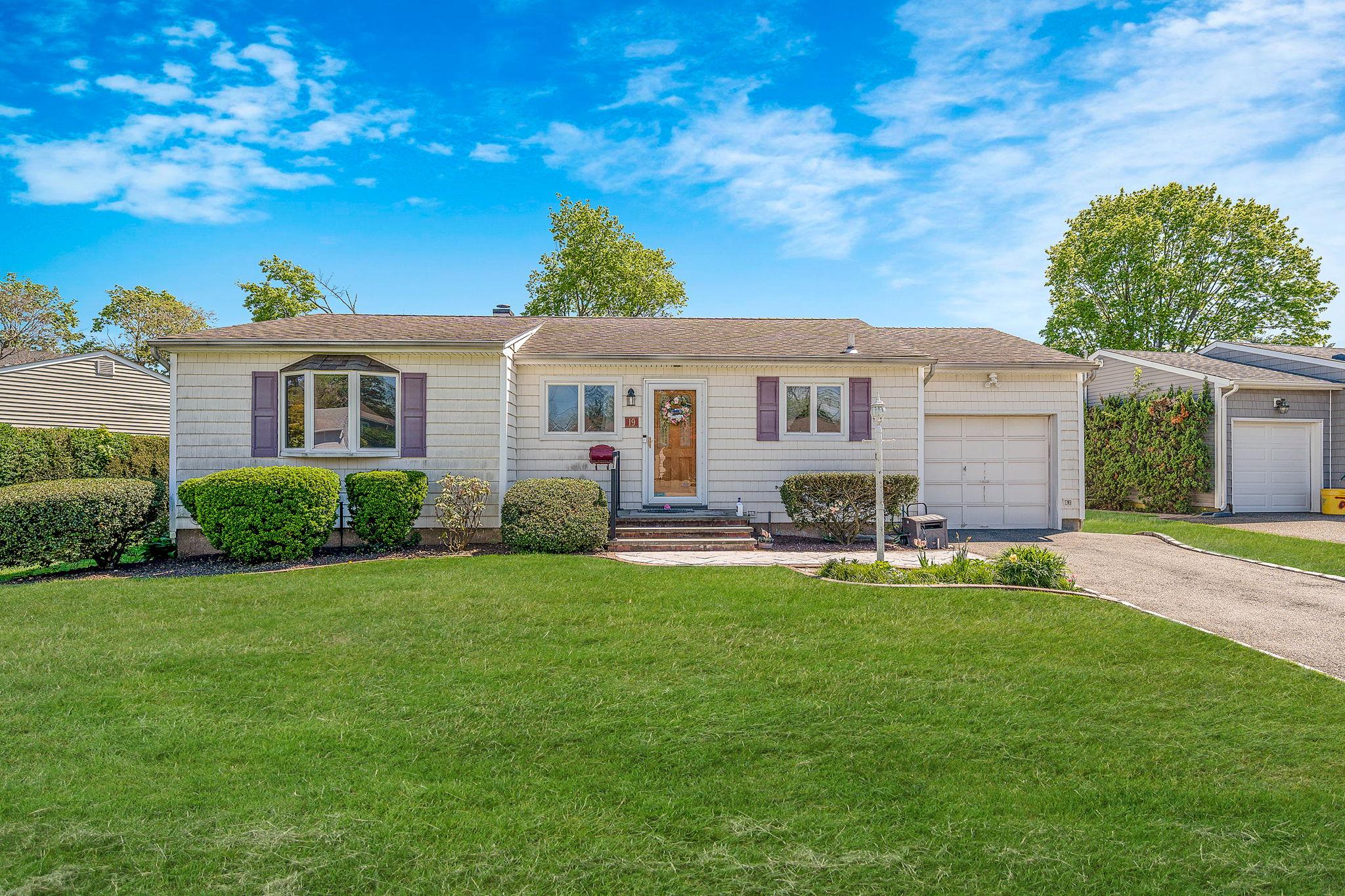 19 Cynthia Lane, Plainview, New York image 1