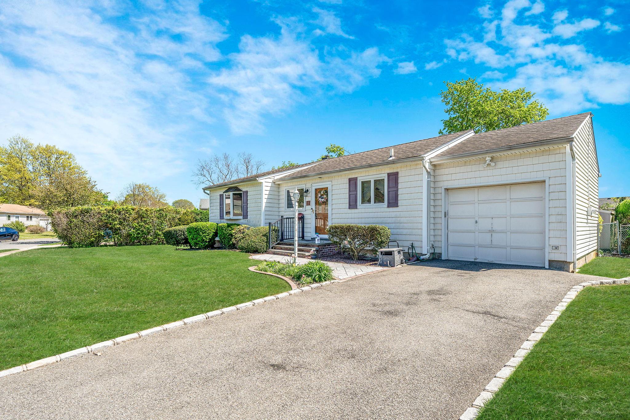 19 Cynthia Lane, Plainview, New York image 3