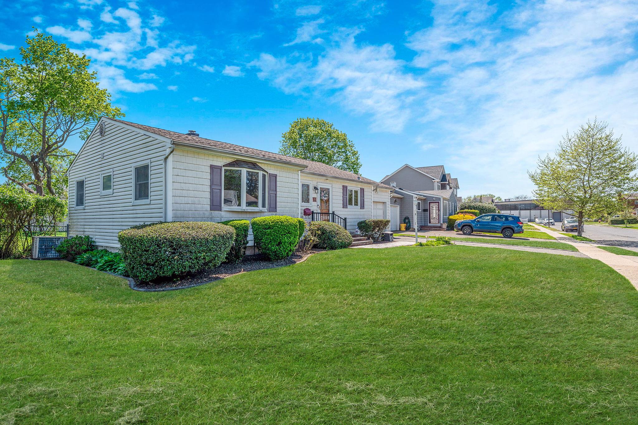 19 Cynthia Lane, Plainview, New York image 2