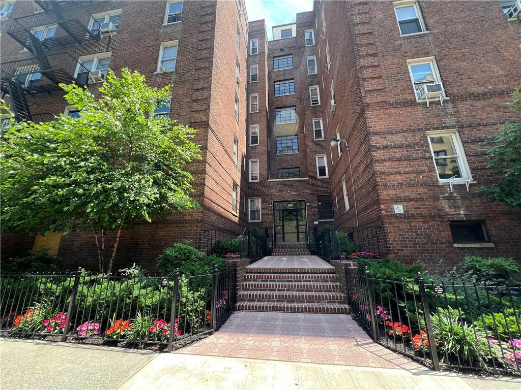 Property for Sale at Barnes Avenue 5B, Bronx, New York - Bedrooms: 2 
Bathrooms: 1 
Rooms: 5  - $260,000