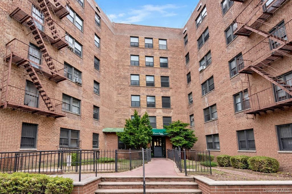 Photo of 139-05 85th Drive #4G, Briarwood, NY 11435 (MLS # 968791)