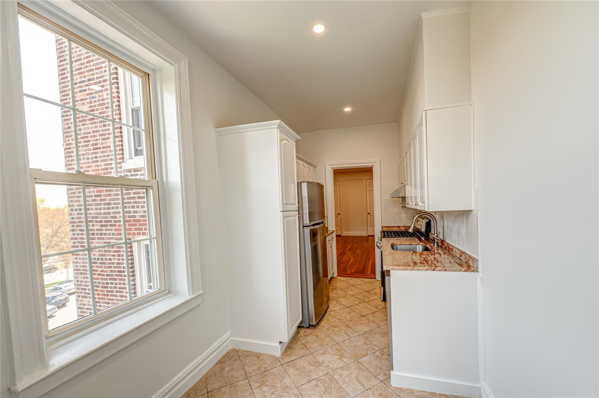 12 Hamilton Place #C10, Garden City, New York image 3