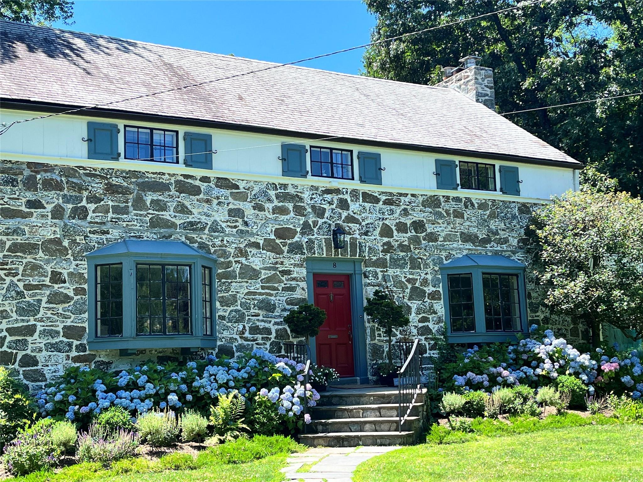 Holly Lane, Rye, New York - 4 Bedrooms  
3 Bathrooms  
10 Rooms - 