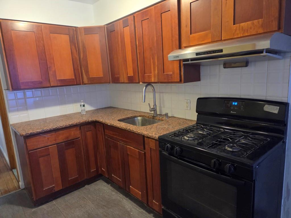 Dexter Court, Woodhaven, Queens, NY - 3 Bedrooms  
2 Bathrooms  
6 Rooms - 