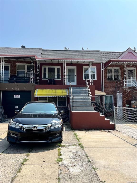 Dexter Court, Woodhaven, Queens, NY - 3 Bedrooms  
2 Bathrooms  
6 Rooms - 