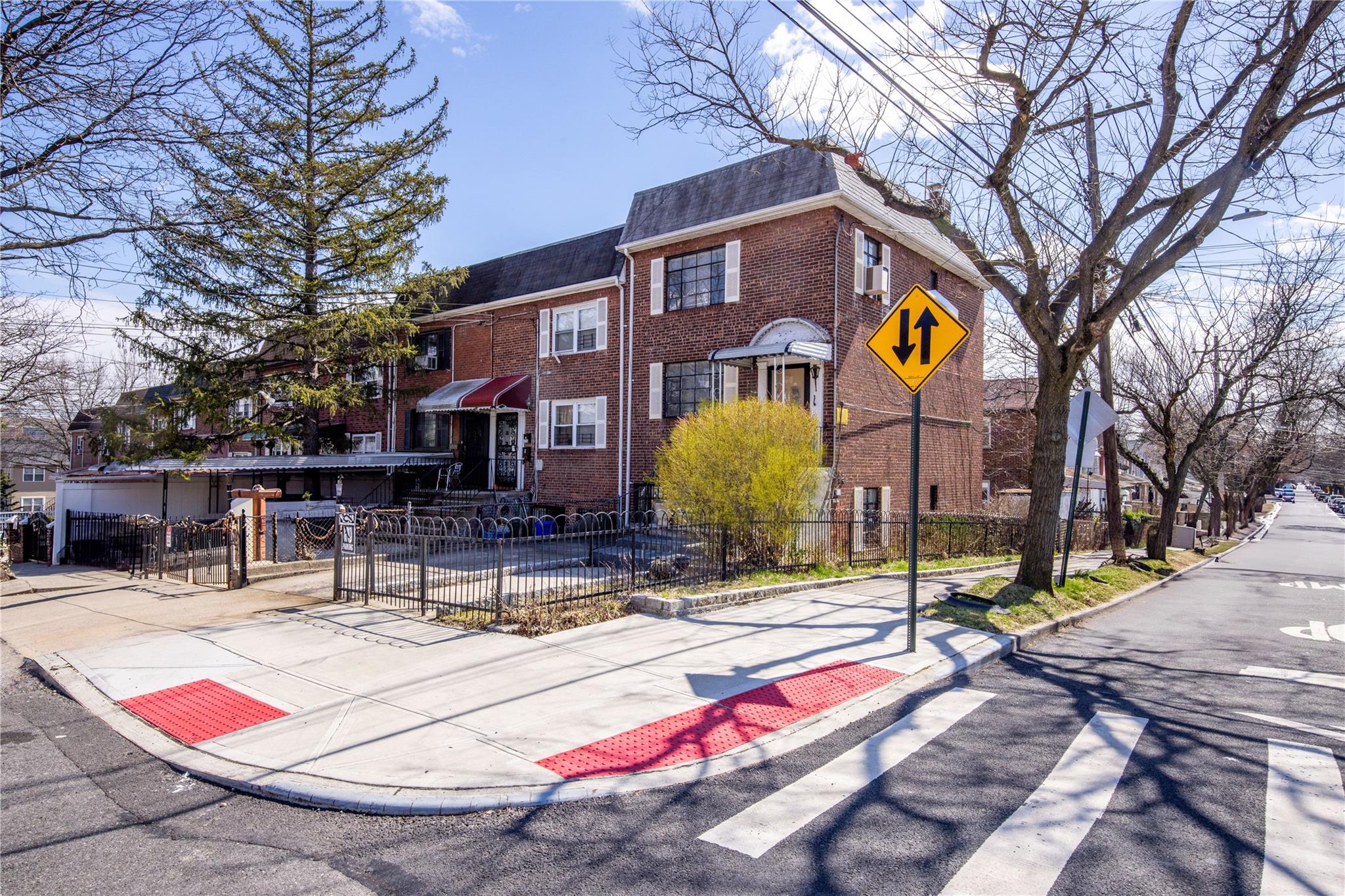 Pitman Avenue, Bronx, New York - 3 Bedrooms  
2 Bathrooms - 