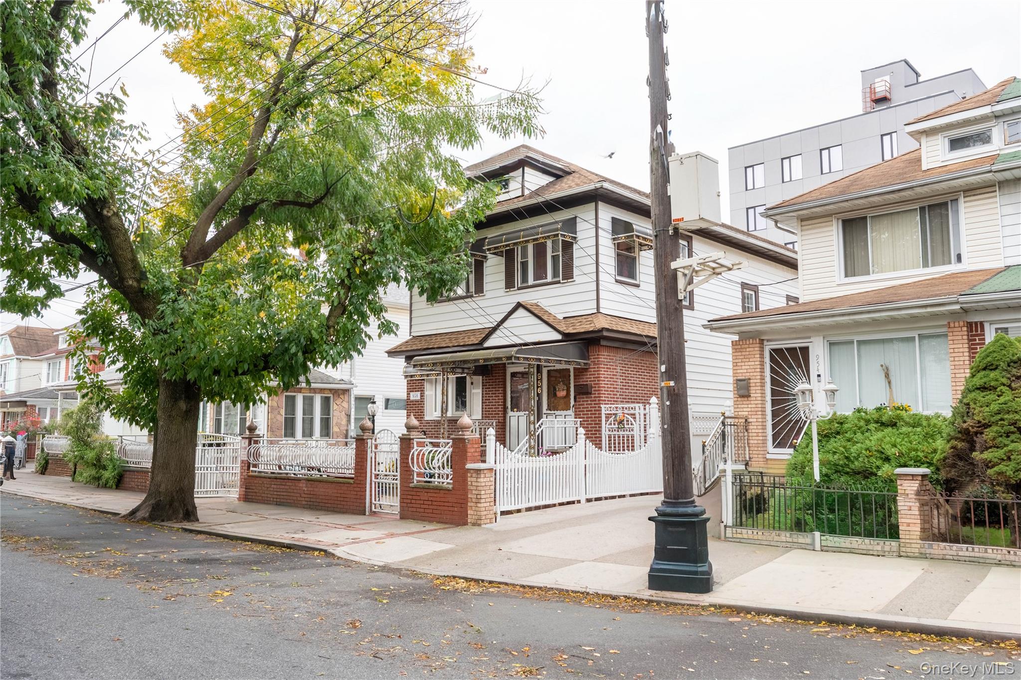 956 E 37th Street
