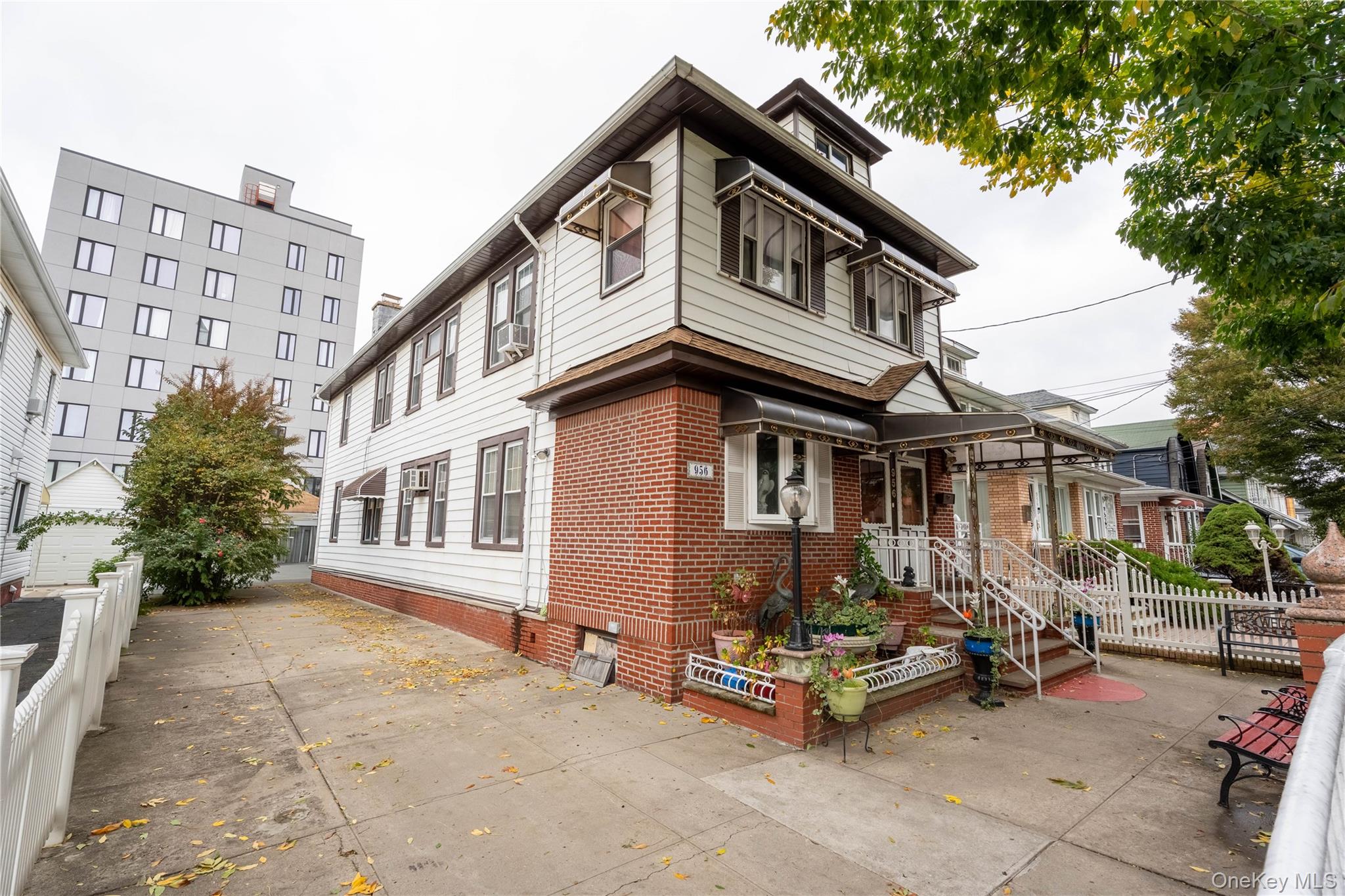 956 E 37th Street