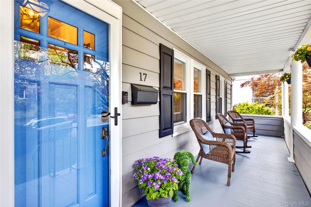 Photo of 17 Neulist Avenue, Port Washington, NY 11050 (MLS # 986958)