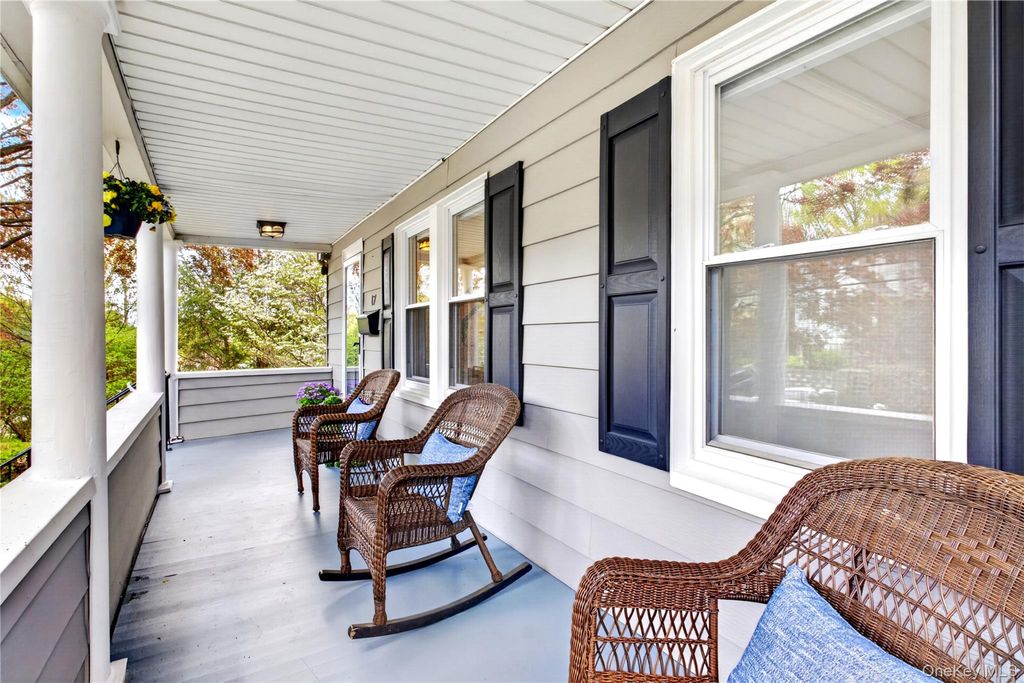 Photo of 17 Neulist Avenue, Port Washington, NY 11050 (MLS # 986958)