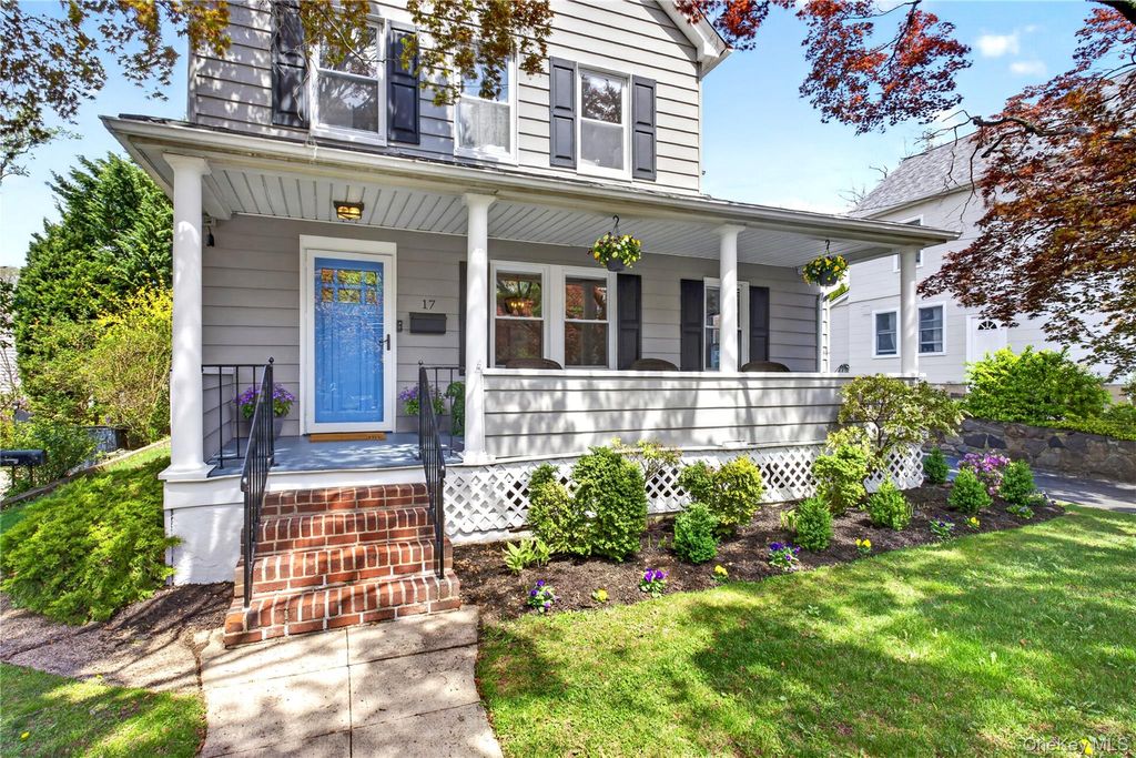 Photo of 17 Neulist Avenue, Port Washington, NY 11050 (MLS # 986958)
