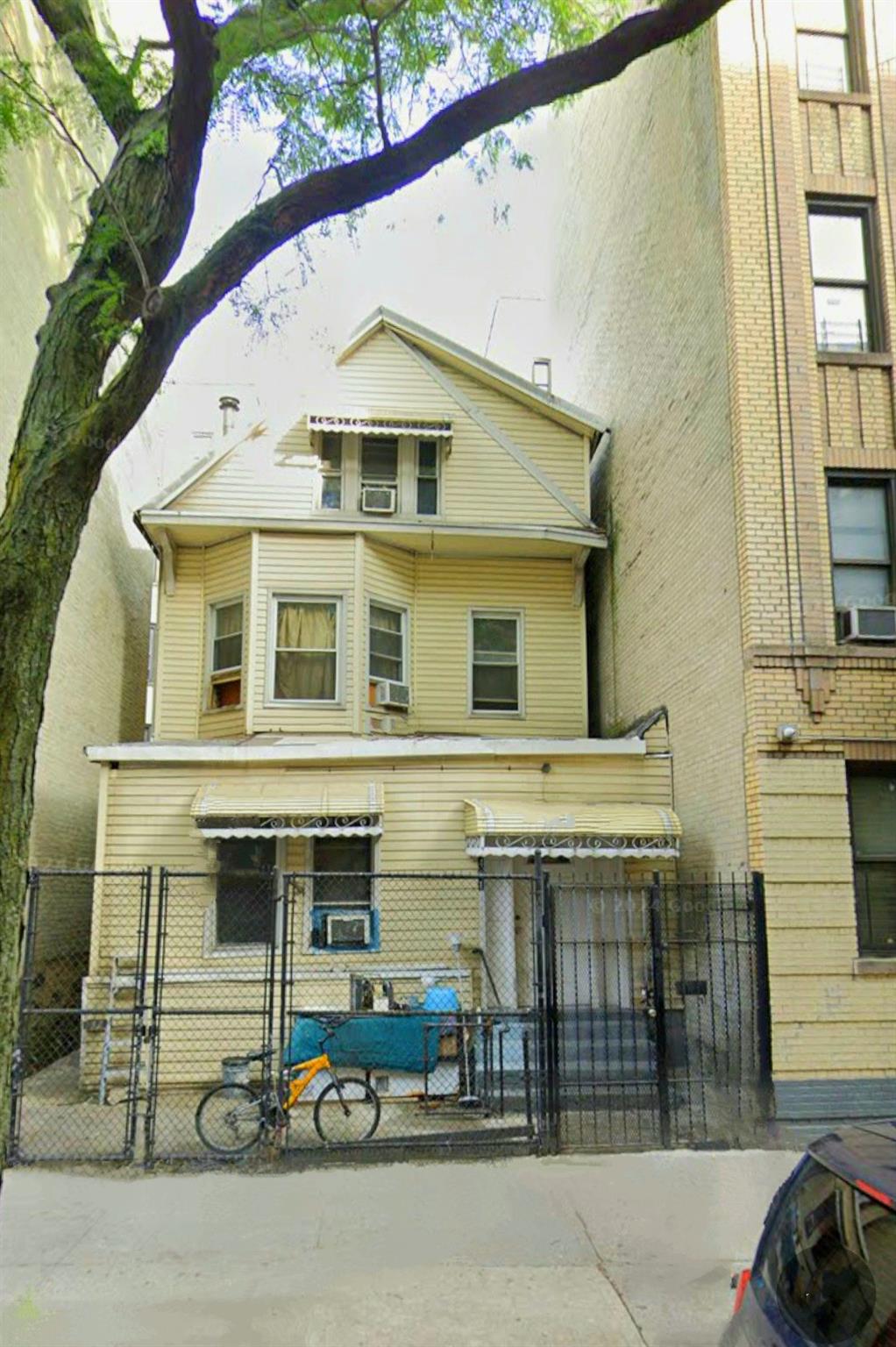 Davidson Avenue, Bronx, New York - 9 Bedrooms  
3 Bathrooms  
10 Rooms - 