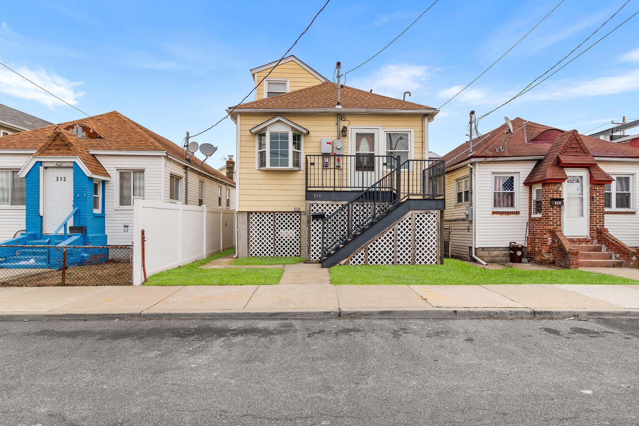 Property for Sale at Beach 39th Street, Far Rockaway, Queens, NY - Bedrooms: 3 
Bathrooms: 1 
Rooms: 6  - $569,000