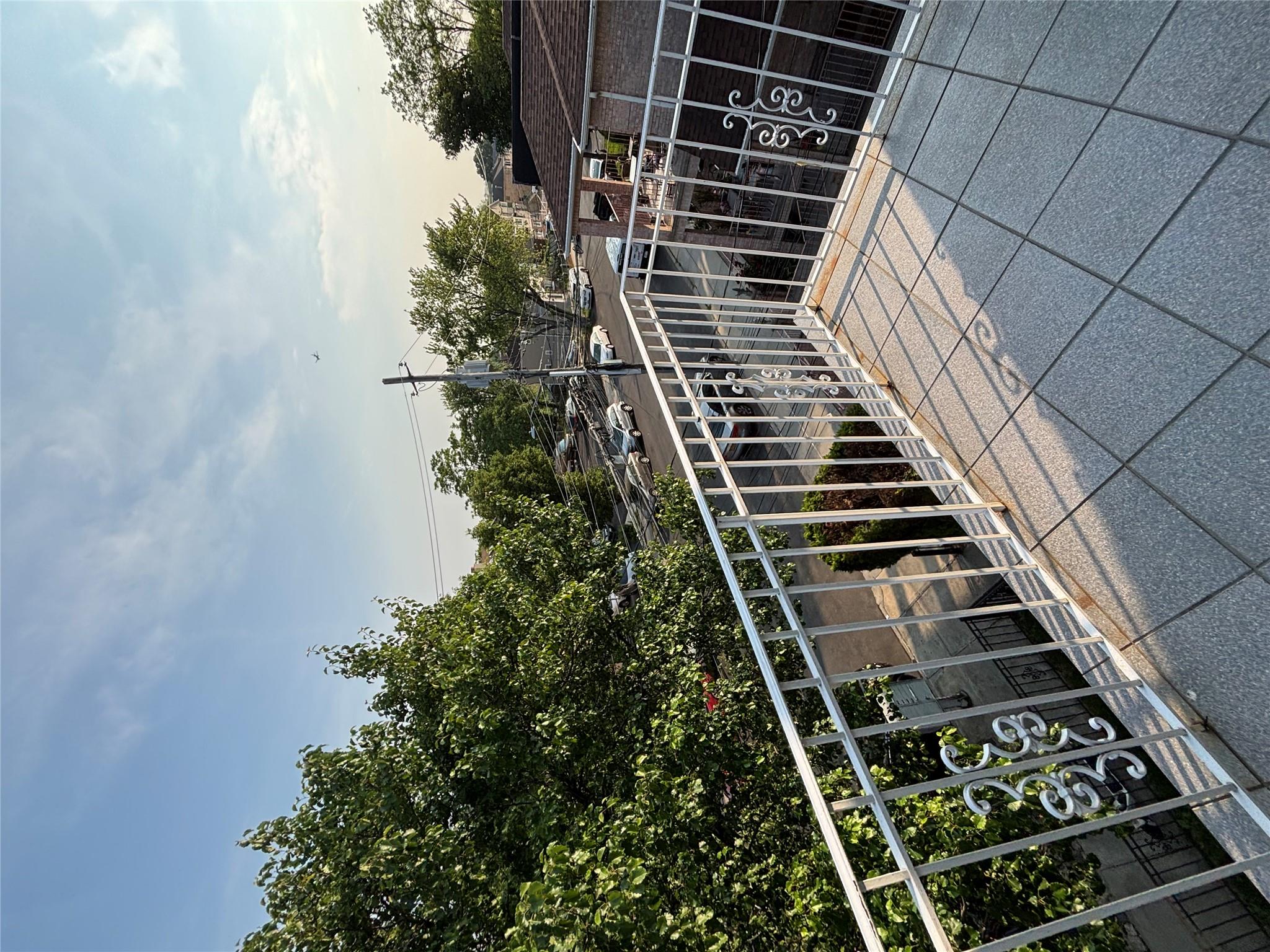 Griswold Avenue, Bronx, New York - 3 Bedrooms  
2 Bathrooms  
5 Rooms - 
