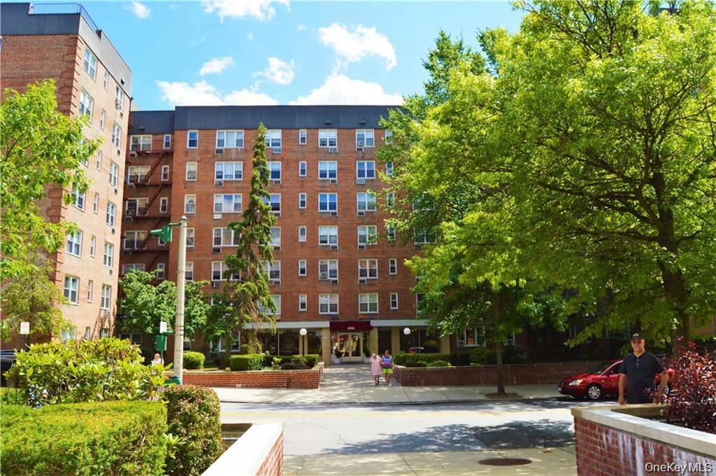Photo of 1 Sadore Lane #5S, Yonkers, NY 10710 (MLS # 946805)