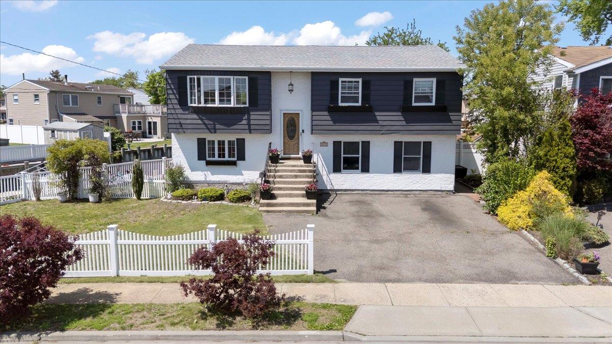 2635 W Alder Road, Bellmore, New York image 2