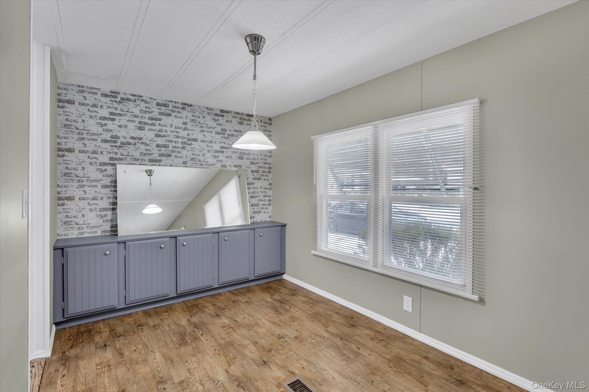 525-183 Riverleigh Avenue 183