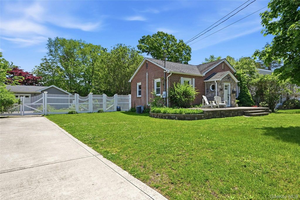 Photo of 17 Pauchogue Avenue, East Islip, NY 11730 (MLS # 1005501)
