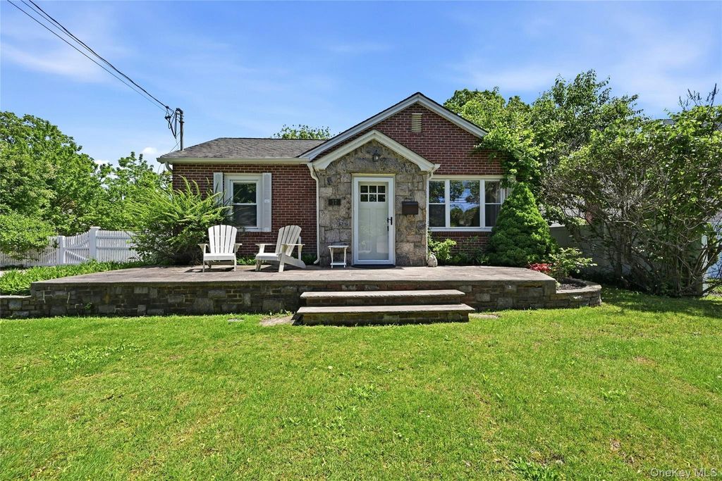 Photo of 17 Pauchogue Avenue, East Islip, NY 11730 (MLS # 1005501)