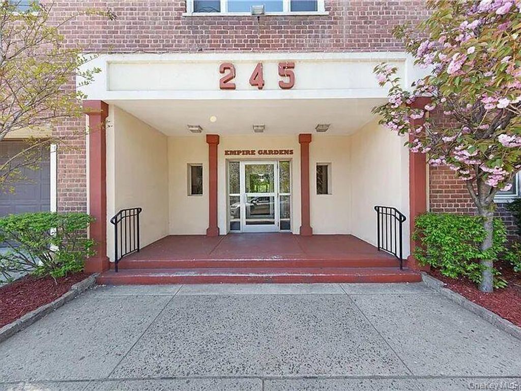 Photo of 245 Bronx River Road #7F, Yonkers, NY 10704 (MLS # 970676)